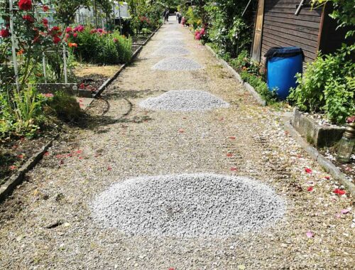 frischer Kies auf unseren Gartenwegen